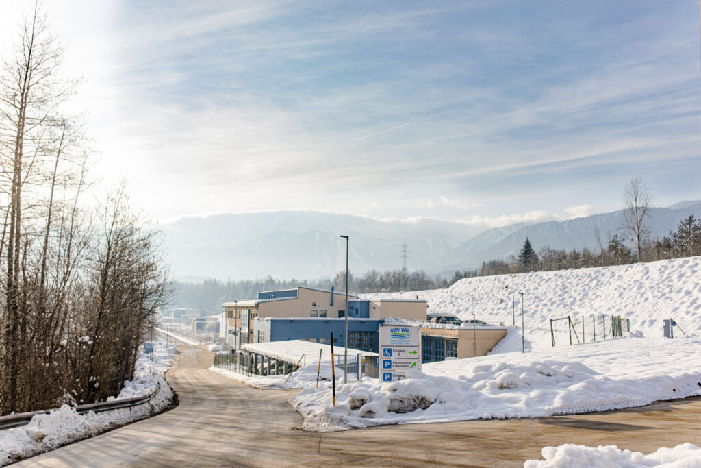 Abwasserreinigungsanlage und Verwaltungsgebäude im Winter, AWV WW :: Foto © Helmut Bolesch