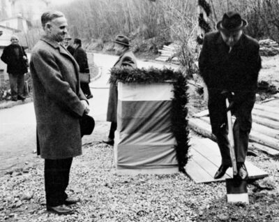 Erster Spatenstich für Veldens Kanal am 11. Dezember 1964 durch  Landeshauptmann Ferdinand Wedenig, seinem Stellvertreter Thomas Truppe und Veldens Bürgermeister Walter Pippan