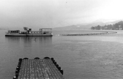 Mit dem Schiff Loretto wurden die Leitungen der Ringkanalisation in die Veldener Bucht gezogen.