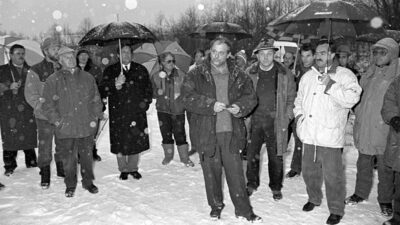 Lokalaugenschein beim zukünftigen Standort Rosegg im Jahr 1992.
Der Planer Inno Alber erläuterte das Projekt.