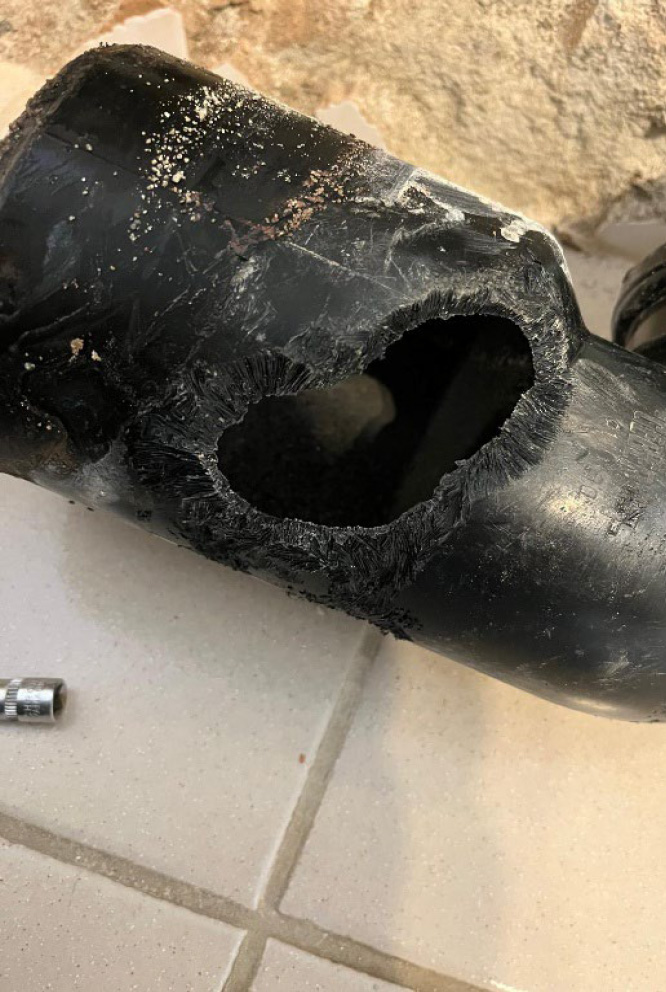 Pressebericht: Die Ratte aus dem Untergrund, Bild 3: Durch Ratten beschädigtes Abwasserrohrstück, Quelle: Geschäftsleitung AWVWW